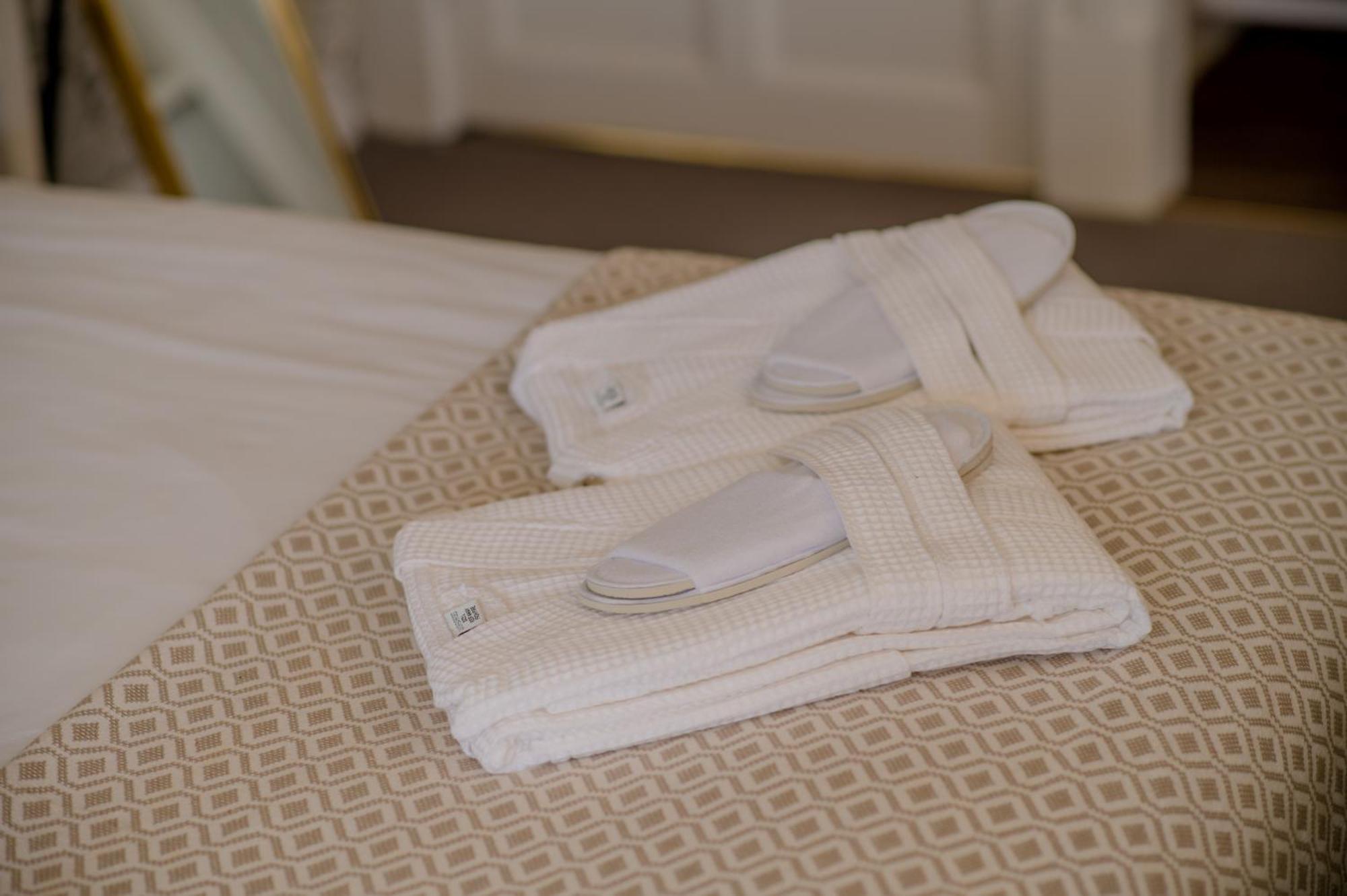 Отель Stonehouse Court - A Bespoke Стоунхаус