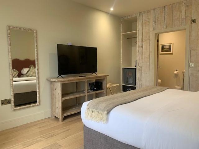 Отель Stonehouse Court - A Bespoke