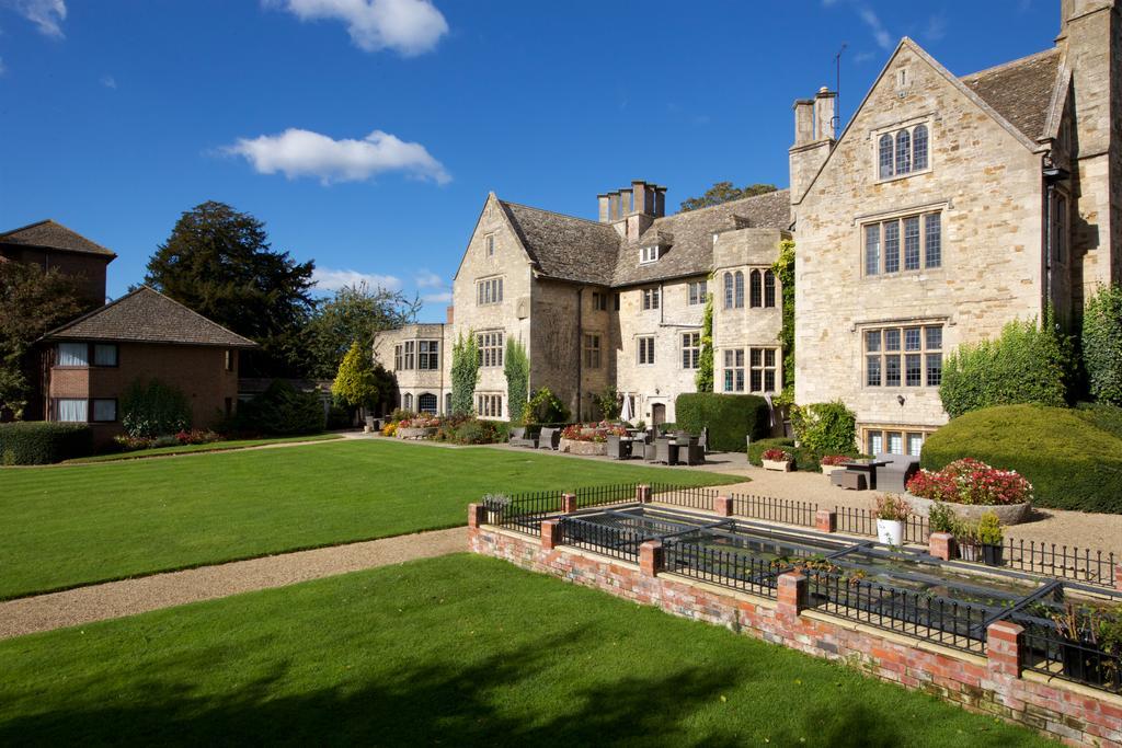 Отель Stonehouse Court - A Bespoke 3*